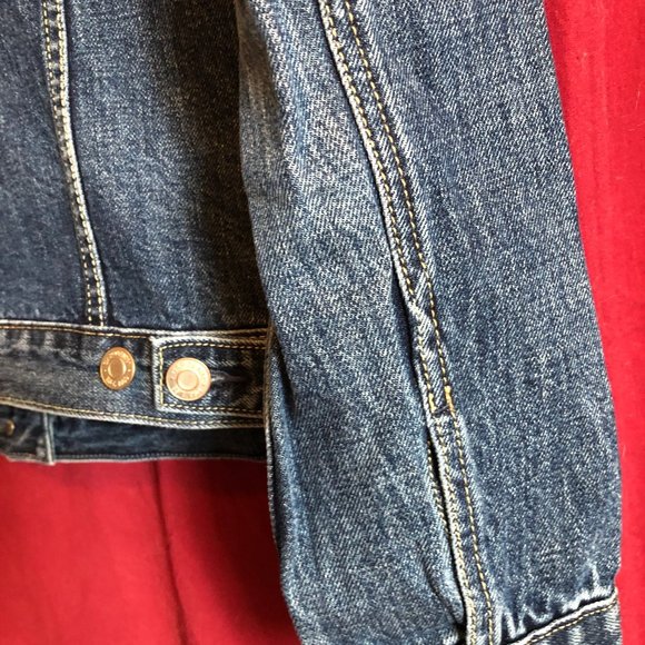 GAP WOMAN' S CLASSIC DENIM JEAN JACKET SIZE SMALL NEW WITH TAGS - Picture 14 of 15